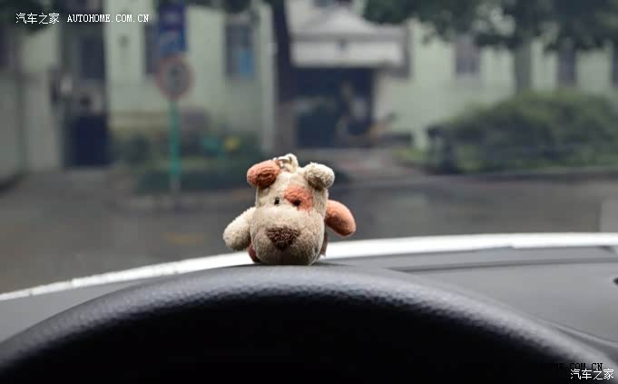 总体比较满意油耗可以接受高速很稳，购车加价垃圾，买了不会后悔