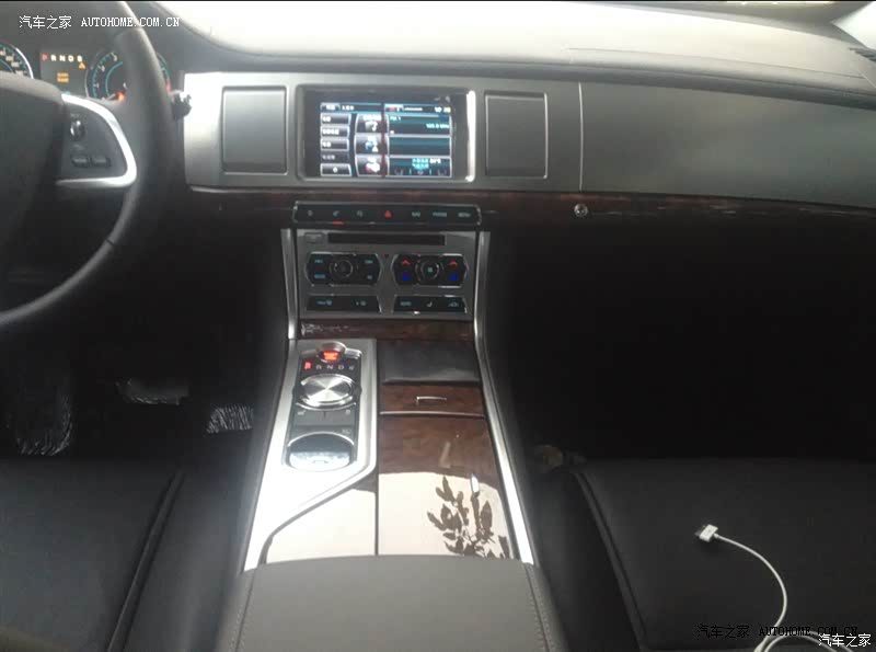 内饰豪华做工精细，拉风、回头率高，驾驶轻松优雅。