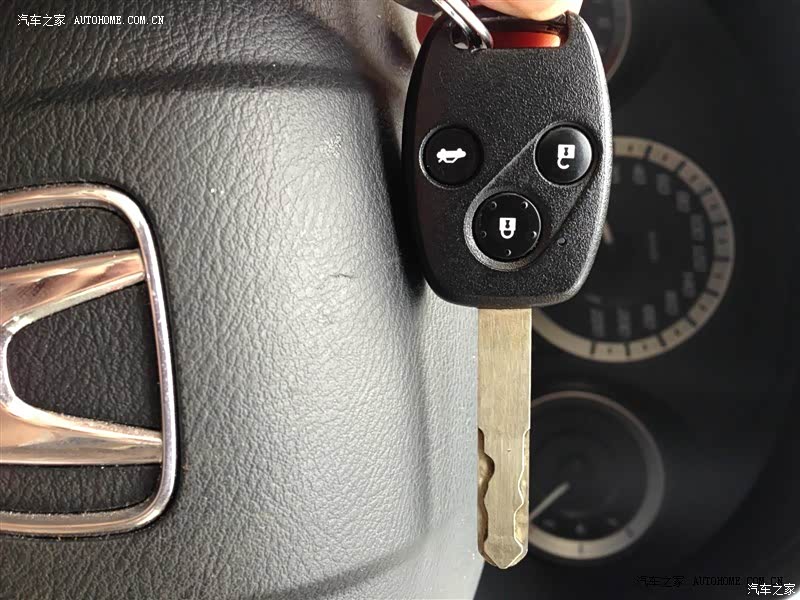 总体感觉满意，操控好提速不错，就是空间偏小悬挂偏硬，底盘低。