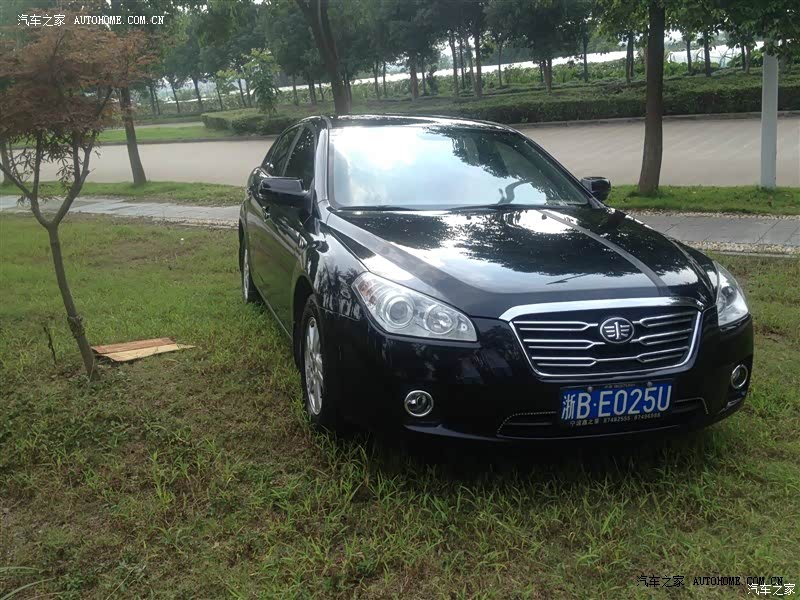 底盘稳健，方向清晰，座椅偏硬，油耗一般，外观沉稳低调皮厚赖用