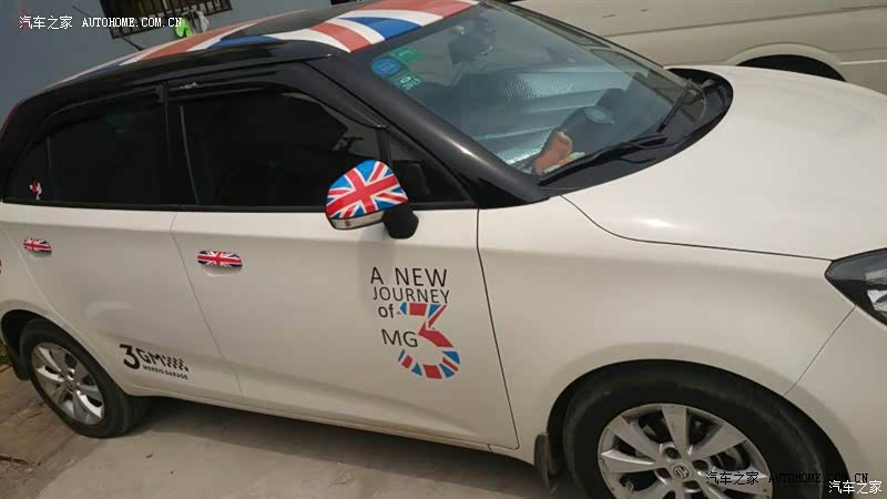 空间非常大，外观很可爱。车噪大了点，油耗较高。家用完全足够。