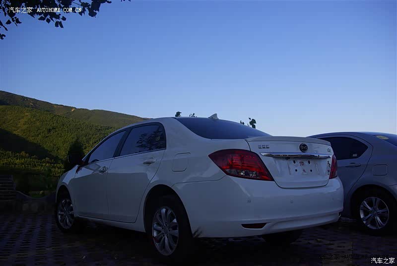 高速稳定，减震偏硬，舒适性差