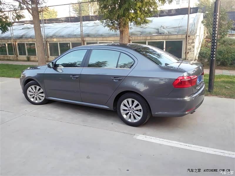 外观大气、稳重，空间宽敞，后备箱大，适合家用。