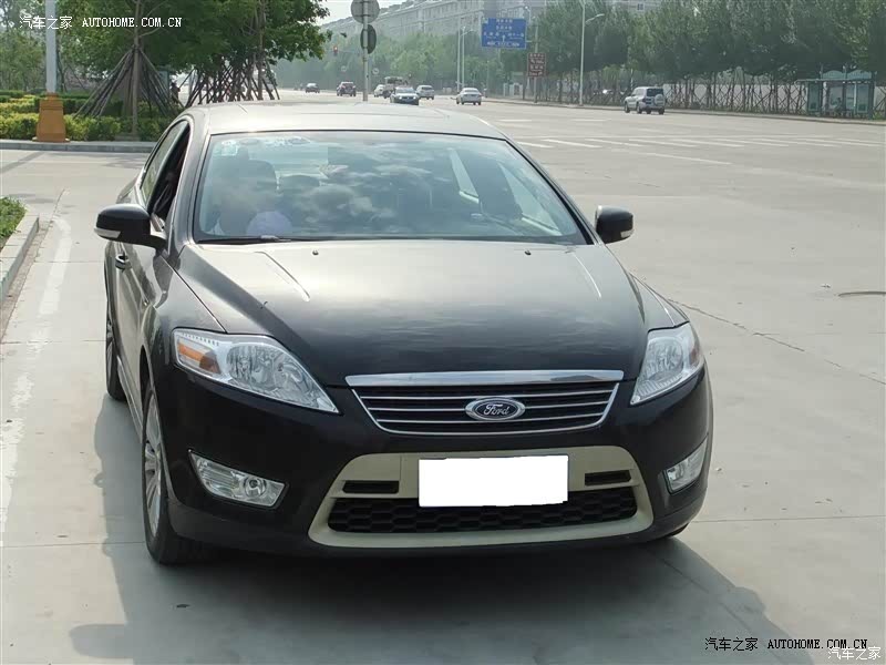 大气时尚，又有几分不修边幅的剑客之风，酒量有点大。