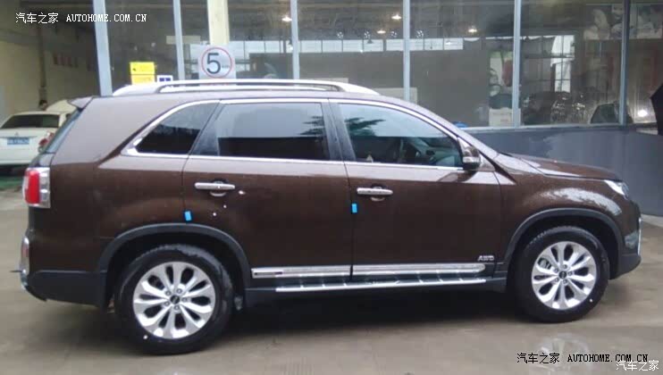 车子大，底盘高，倒车镜有些挡眼。车子启动偏慢，悬挂太硬