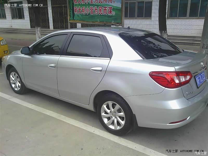 小三的油耗低，空间够大。