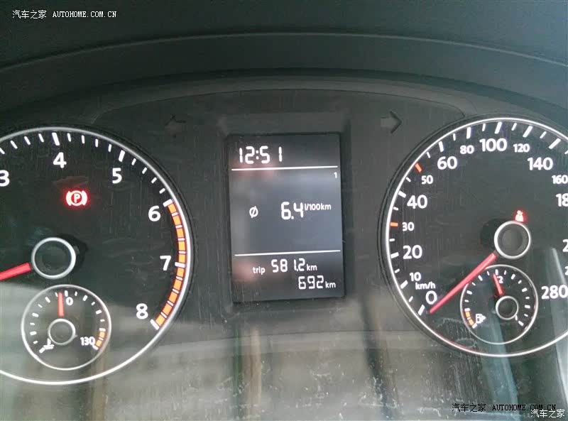 底盘扎实，50码过弯不飘、动力过剩完全足够，方向盘回馈握感很好