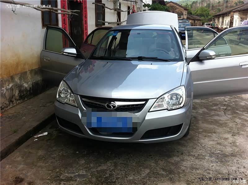 座椅太硬，中控台不漂亮，胎噪大声，隔音差，车身扁平没肉感