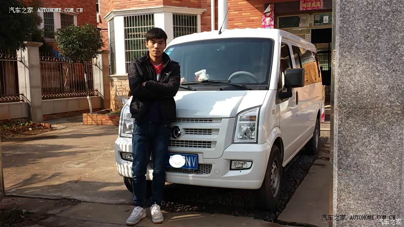 白色车身高档 空间大 驾车舒适度良好 提速强 载重量大