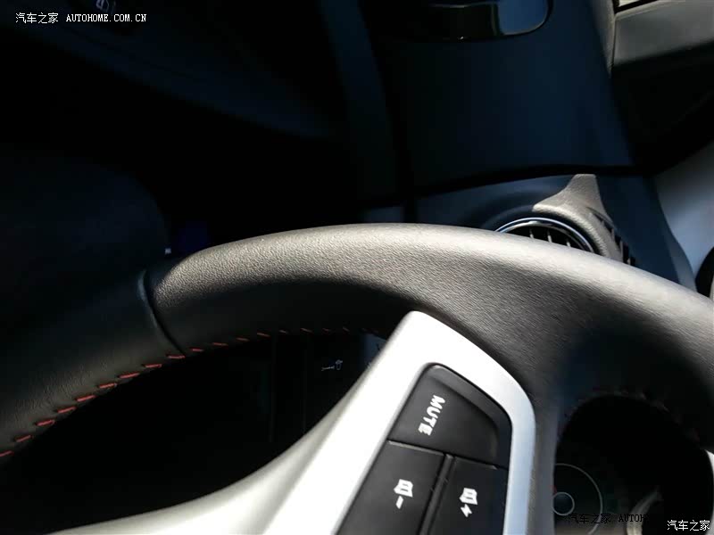 外观大气唯美，内饰红黑相间。