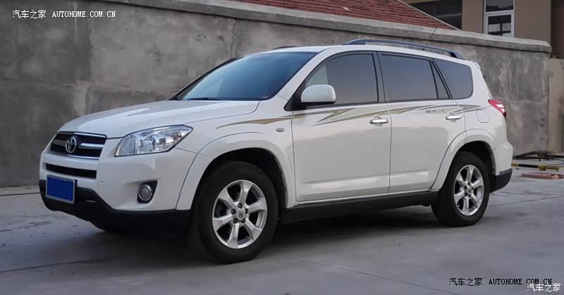 空间宽敞、外观大气经典，乘坐舒适，噪音偏大，4AT油耗偏高。