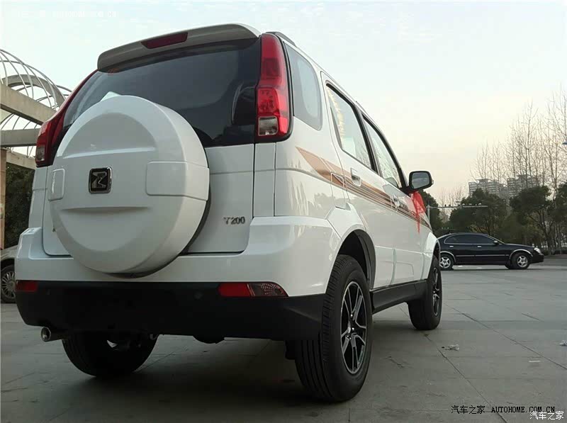 底盘太高车子跑到80公里的时候，打方向感觉想翻车 ，噪音很大。