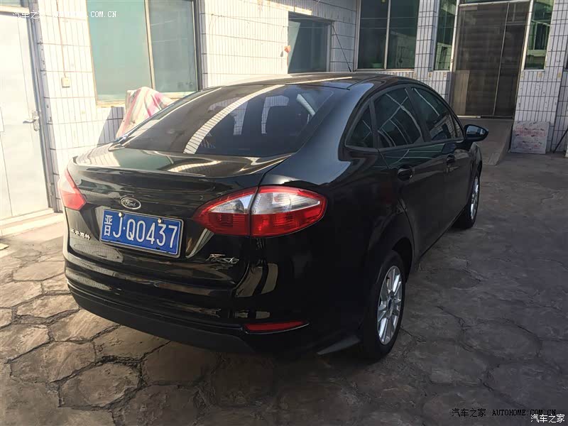 操控同级优秀，动力凑合，空间较小