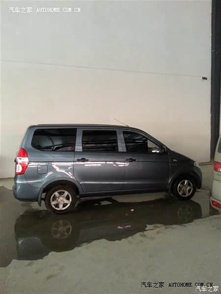 买车就是上下班，拉货，带人用。7坐宏光座椅组合多样化，很方便