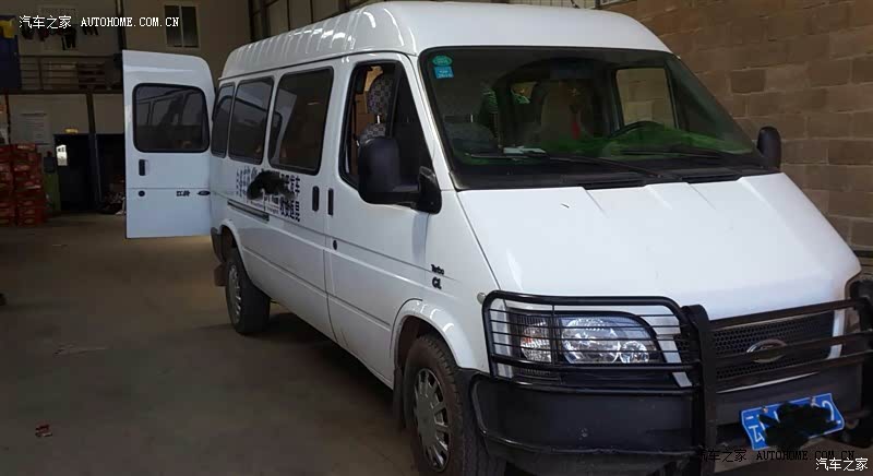 空间超大，后面还能容下一张2米长的床垫，出门旅游特别舒适。