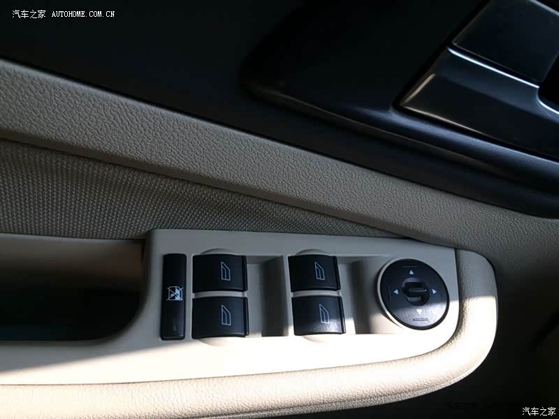 经典福克斯，外观时尚 ，油耗偏高