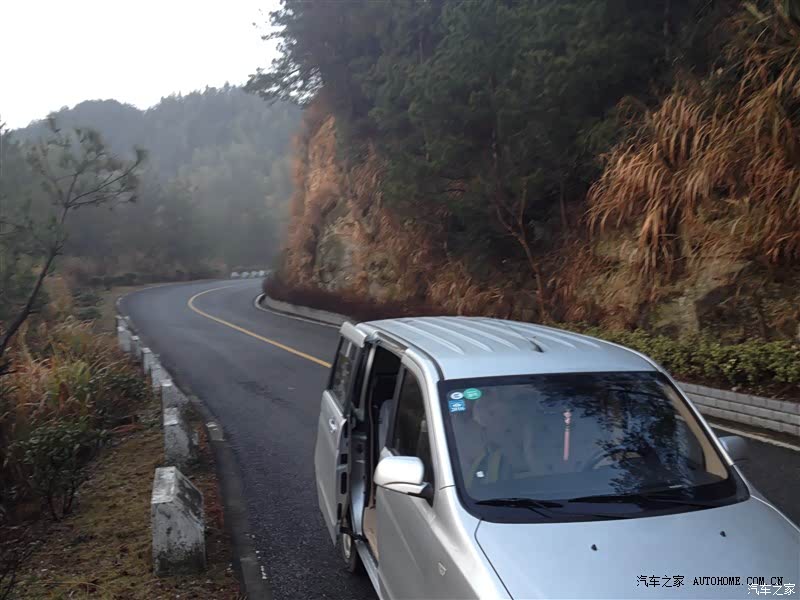 空间大，底盘高，座椅厚实，注重细节，性价比高，，空调非常好。