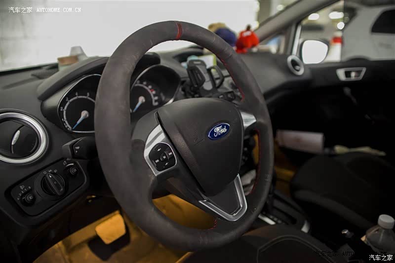 操控精准，低转时变速箱偶尔挫车，外观OK，内饰用料粗糙