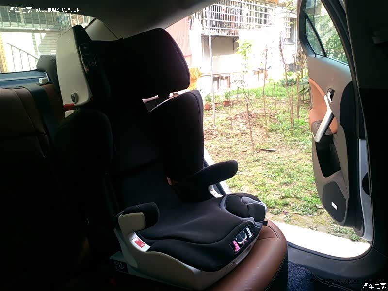 转向精准动力足。空间够用味道大。顿挫有一点，在可接受范围内。