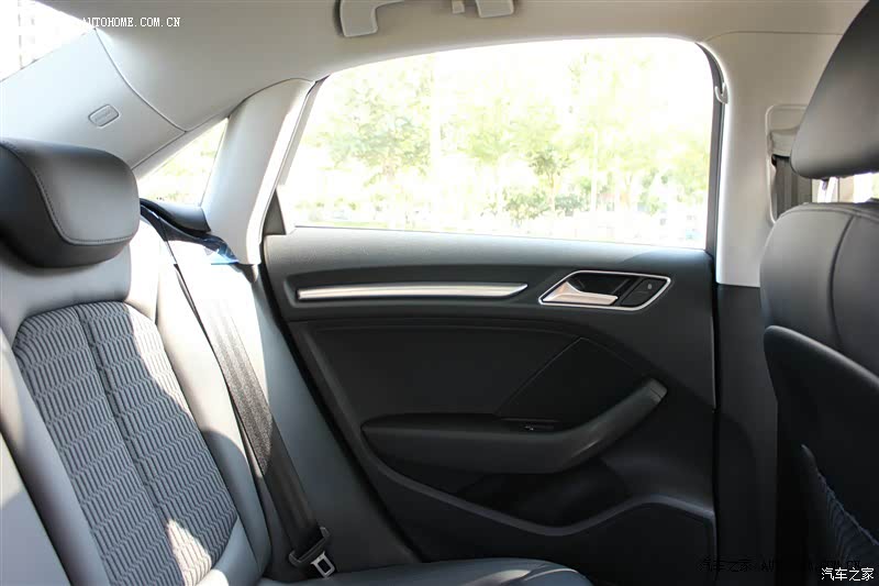 内饰满意 油门灵敏 驾驶感受一般