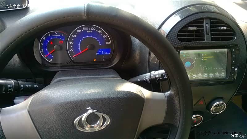 外观动感，车小灵活，方便停车。