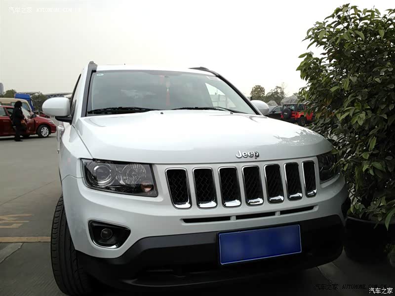 他不出众，但出彩；他不惊艳，但经典。他不完美，但理性不做作。