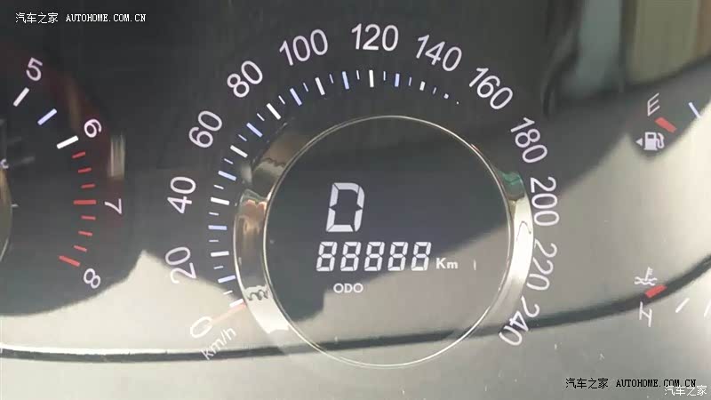 空间大，油耗高，偶尔会有点小毛病。