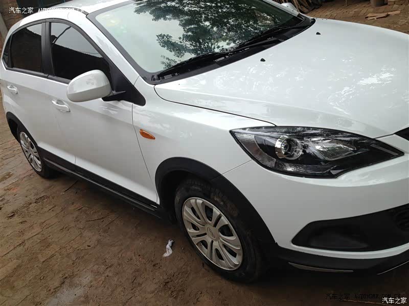 性价比很高，操控还可以。必竟是新车。