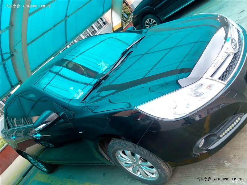 空间很大，,还有一个霸气外露的外观拥有自动大灯还有真皮方向盘