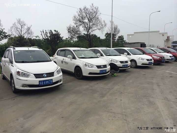 内饰廉价，但做工尚可，开起来非常轻便，城市代步非常不错