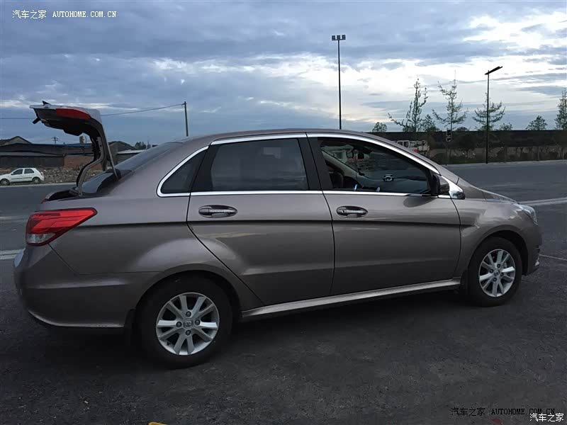 性价比很高，车开起来也很顺畅，就是噪音和外观有点接受不了