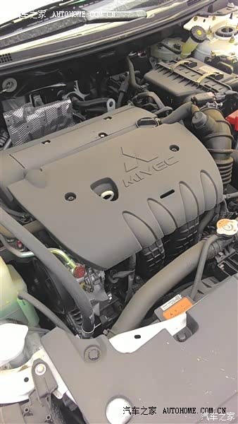 造型凶悍操控精确跑在大街上拉风