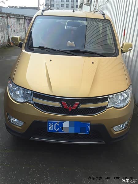 外观时尚 ，内饰很有质感，适合家用，完全摆脱了面包车的影子