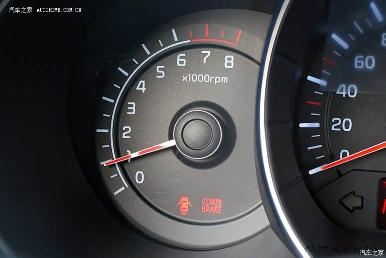 k2两厢车在外形上比三厢更加协调与拉风，很喜欢k2的外形。

