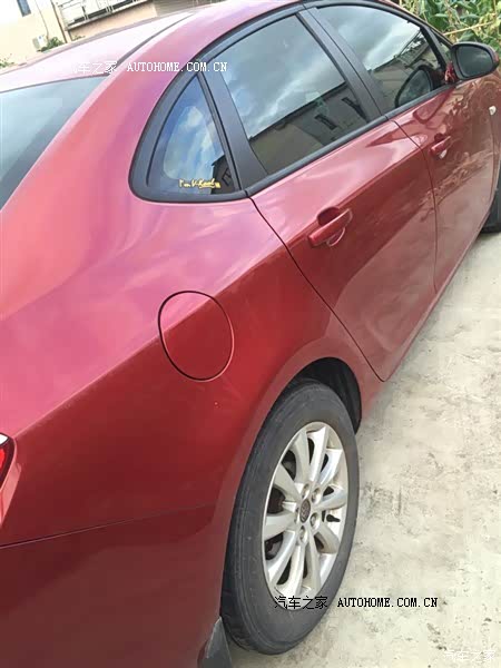 造型时尚大气沉稳，看上去很结实。动力偏弱。