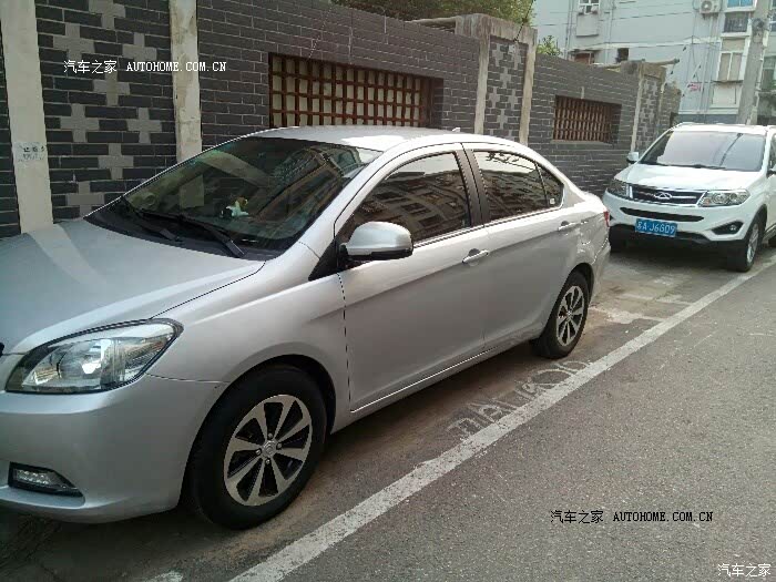 外观大气耐看，米色内饰温馨，多功能方向盘好用，空间够用。