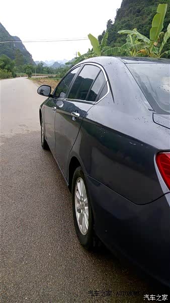 车子大,但是随手放东西的地方不合理,门板储物槽放不下水瓶