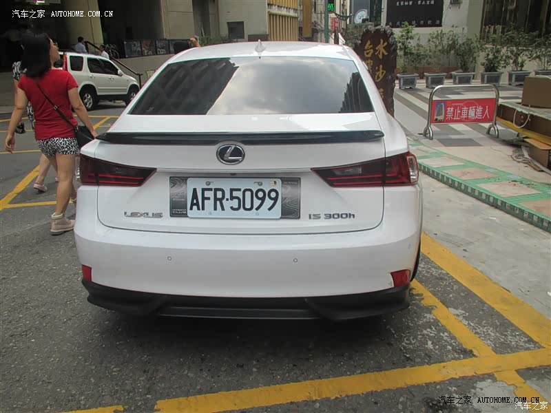 雷克萨斯IS300H外形相当霸气激进，操控一流，油耗表现非常好