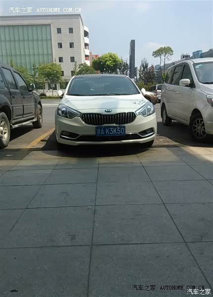 车开起来比较轻巧，也很舒适，加速也挺快的。外观动人。