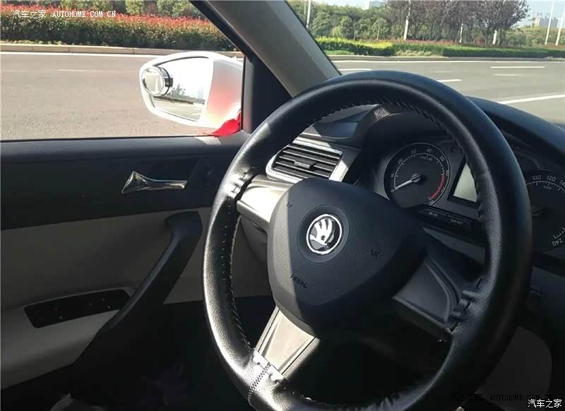 造型时尚，省油，空间够用，开起来很舒服 