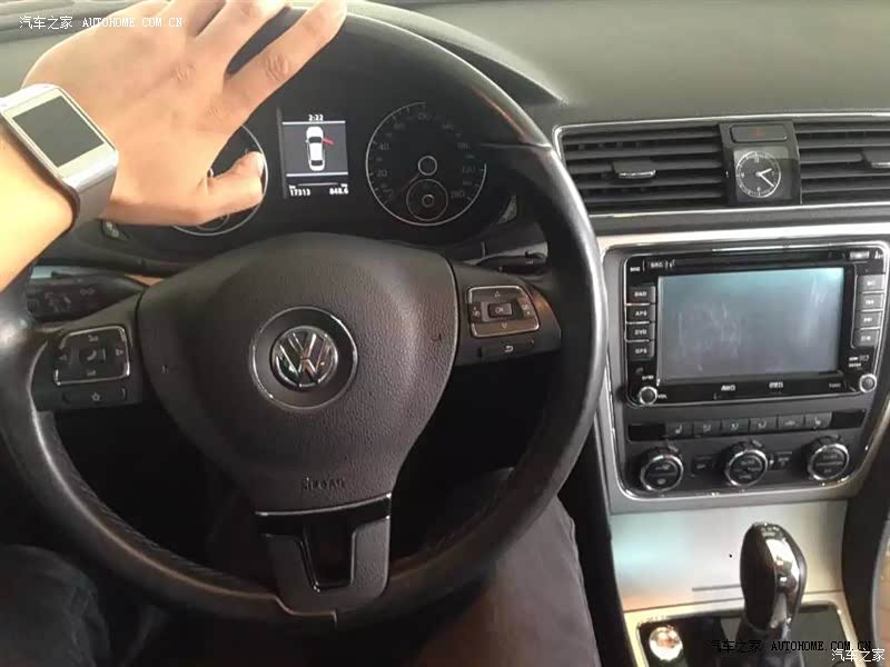 德系车的质量，修长的身体，黑黑的衣服，大大的脚丫。