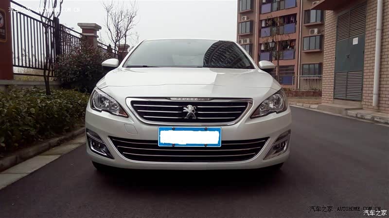 外观大气内饰精致，悬挂软。后悬挂晃动幅度较大，但行车质感好。