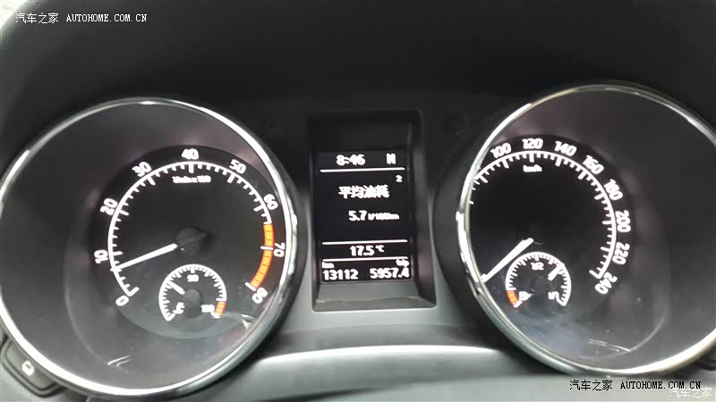 空间满意，操纵性好，油耗低，外形复古，车看着硬朗