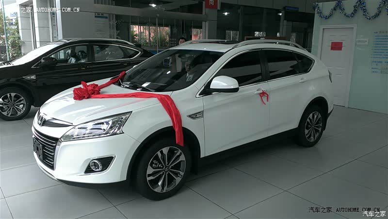 外观酷炫，操控精准，乘坐舒适，但车载的软硬件还需提高