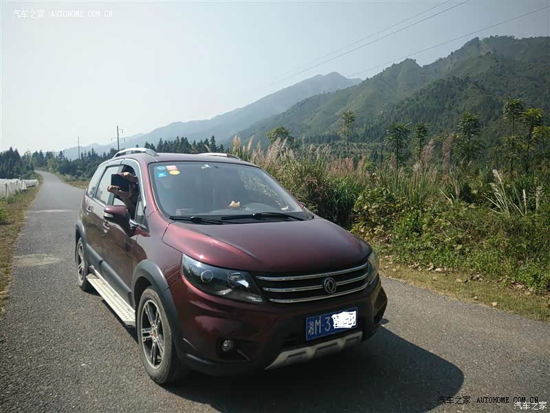 性价比较高，空间较大，舒适性一般，隔音效果一般。