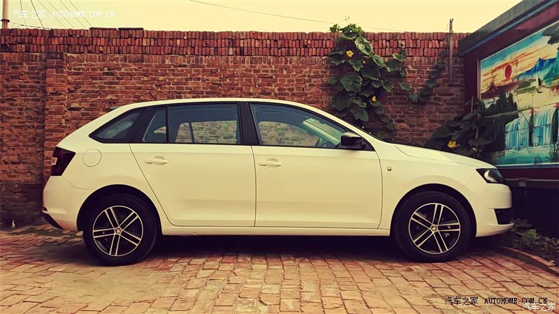 颜值爆表，空间完爆各种小型车，内饰朴素，做工扎实，动力稍肉。