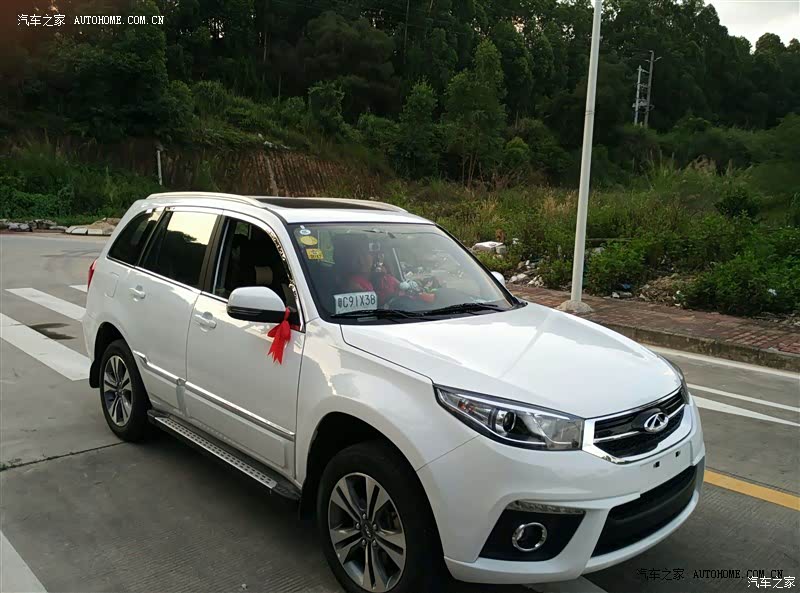 装上车窗亮条后，侧面很拉风。