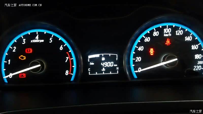 空间大，后排做四个人是没有问题的，外观帅气，省油。